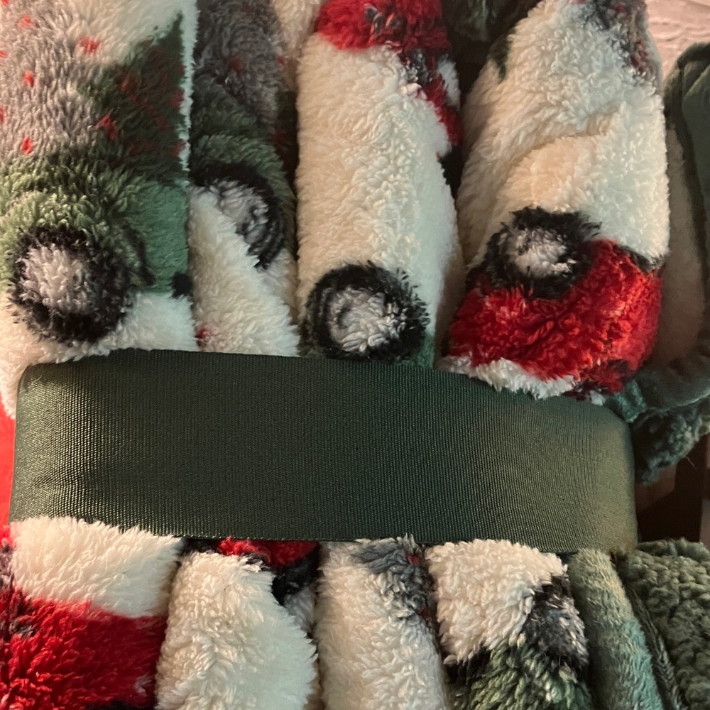 Cozy Green and White Sherpa Throw Blanket - Picture 7 of 9